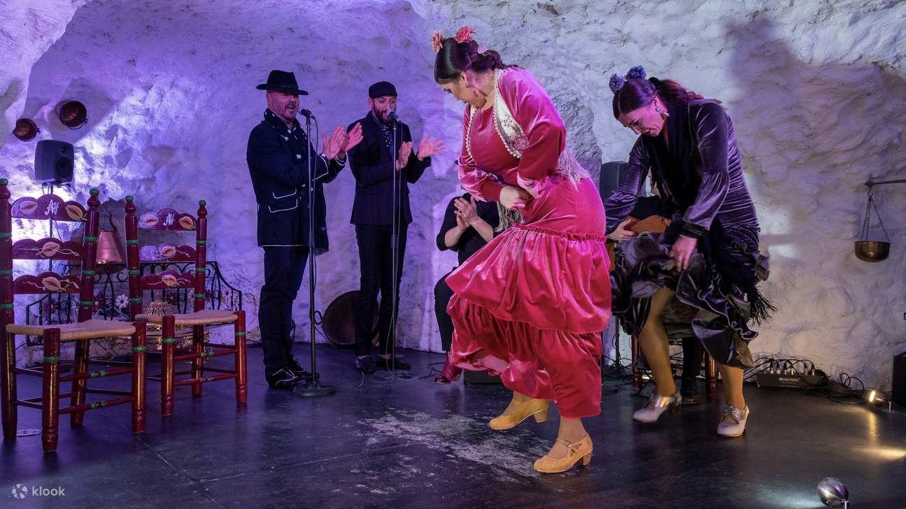 Những động tác và biểu cảm mãnh liệt của vũ công thể hiện tinh thần rực lửa của điệu nhảy flamenco