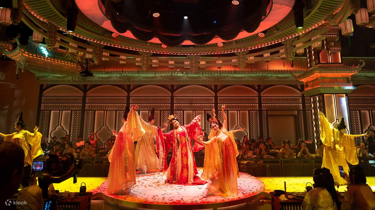 Нанкинский поэтический банкет (иммерсивная историческая обстановка + выставка старинной поэзии и музыки + поэтическое пение во время банкета + сезонные свежие ингредиенты, приготовленные с душой + возможность примерить старинные костюмы)