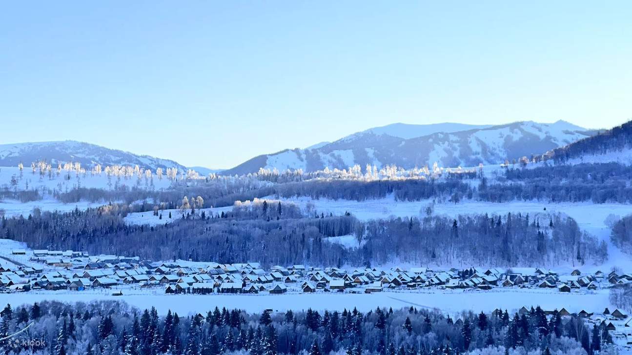 粉雪の童話 |  冬季新疆北疆アルタイ7日間（カナス湖＆サイラム湖＋禾木景区宿泊＋ドローン＆一眼レフ撮影付き＋豪華ファーストクラス車両/大型7人乗り車両選択可能） |  Klook