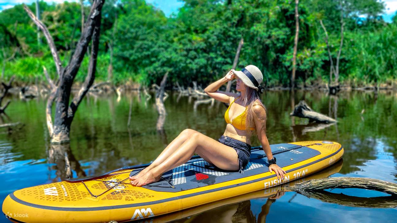 Posar para fotos en una tabla de paddle surf