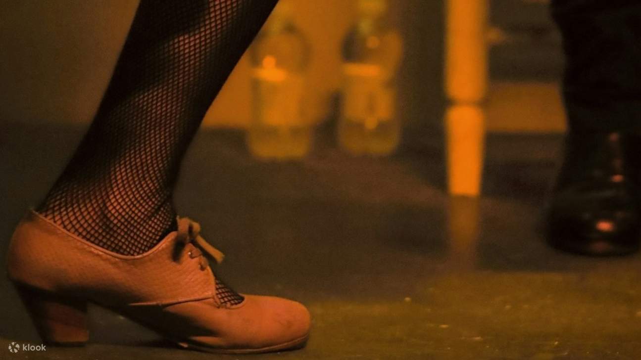 Setiap hentakan dan tepukan menghidupkan semangat flamenco Sevilla