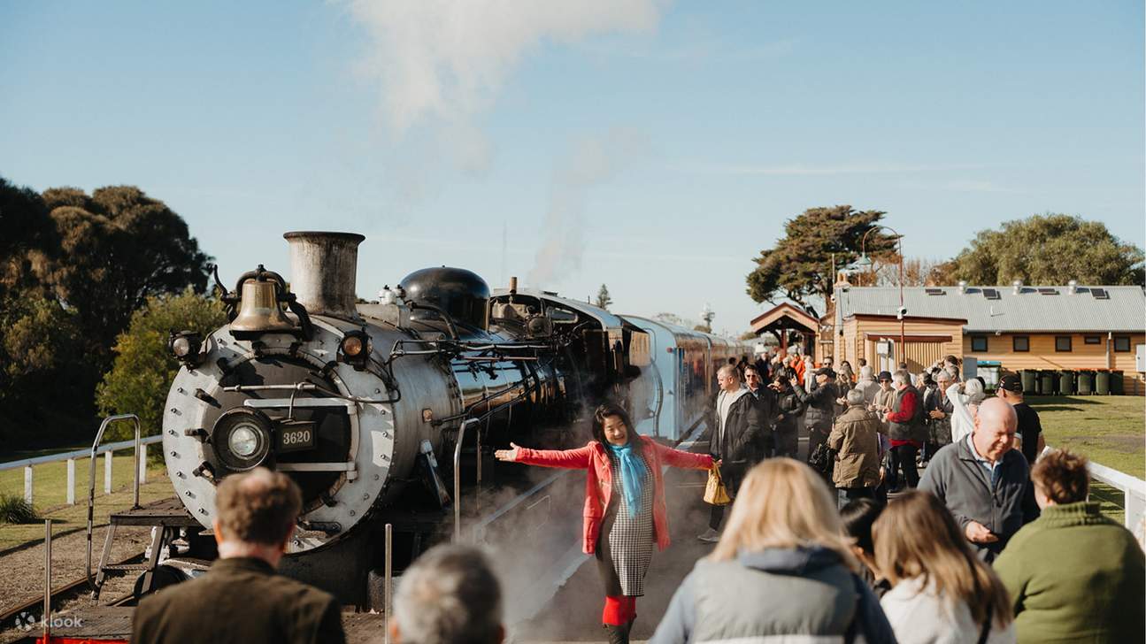 Semua layanan ditarik oleh lokomotif Uap atau Diesel antik.