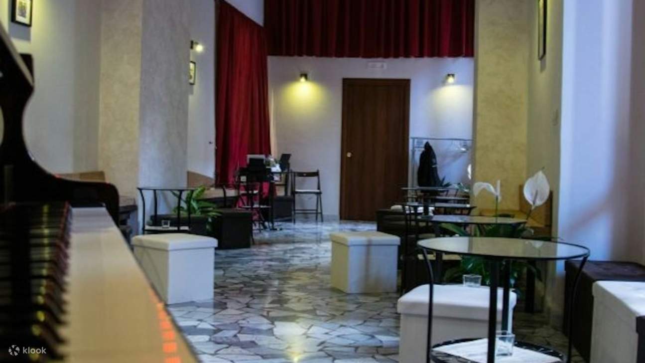 나폴리 음악이 살아 숨쉬는 매혹적인 장소로 들어가보세요