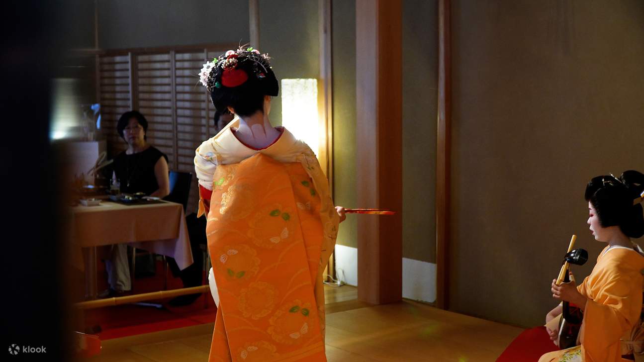 在能舞台欣赏舞妓表演 — 地方演奏的三味线现场演奏（2张合影、座敷游戏、晚餐、含无酒精饮品）