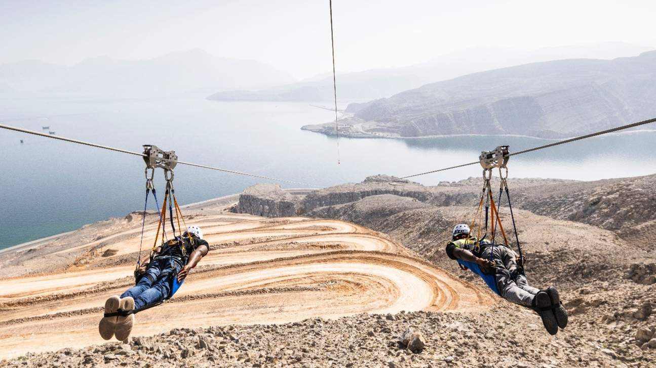 Lepas landas dari ketinggian berbatu dan melayang menuju perairan biru yang tenang—sensasi bertemu ketenangan!