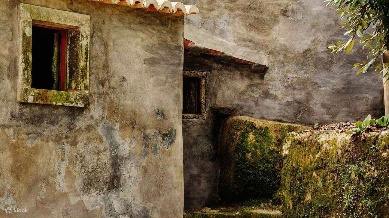 欣赏坐落在辛特拉森林中心的百年石砌建筑