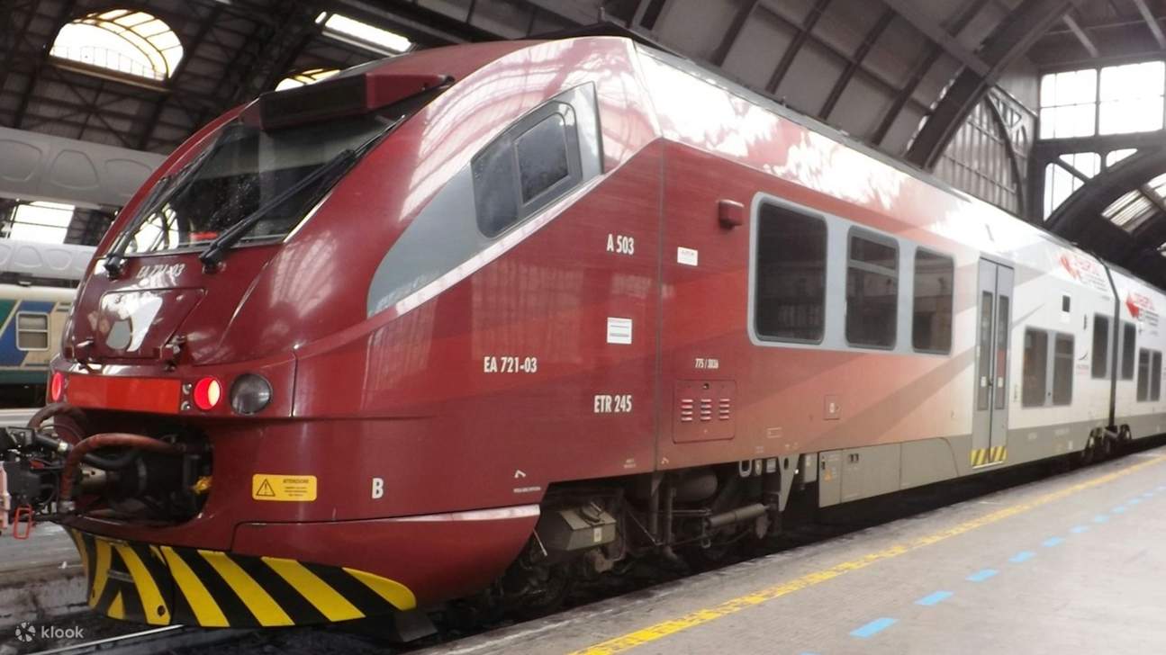 駅に停車中の洗練されたマルペンサエクスプレスは、乗客を快適でストレスフリーな旅へと誘います。