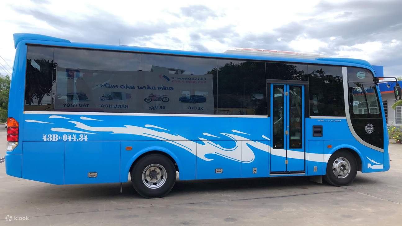 รถบัสสีน้ำเงินจอดอยู่