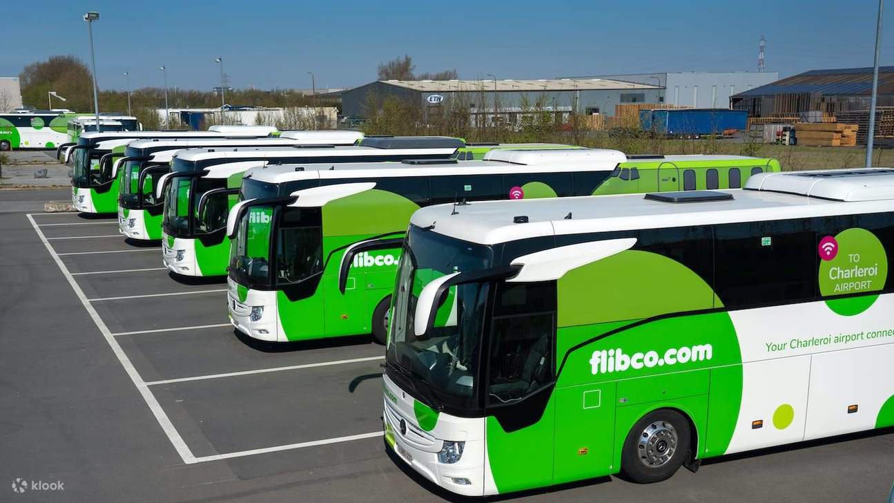 Der Bus wartet am Flughafen Bergamo und bietet einen reibungslosen Transfer für ankommende Passagiere