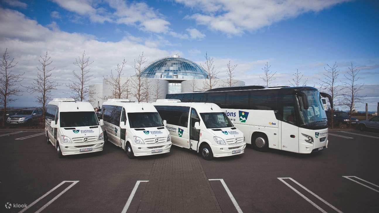 乘坐随时为您服务的 Flybus 班车，轻松前往雷克雅未克市