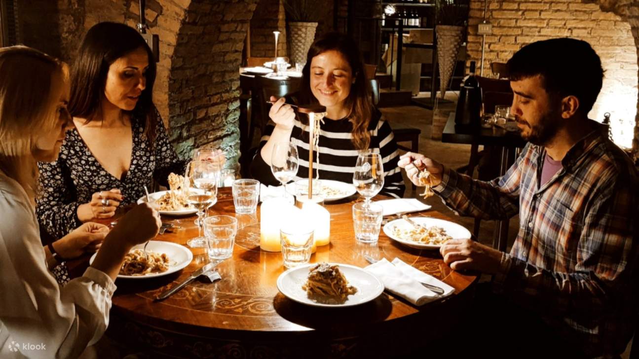 Weinprobe im Kerzenschein mit Abendessen in einer antiken römischen Höhle