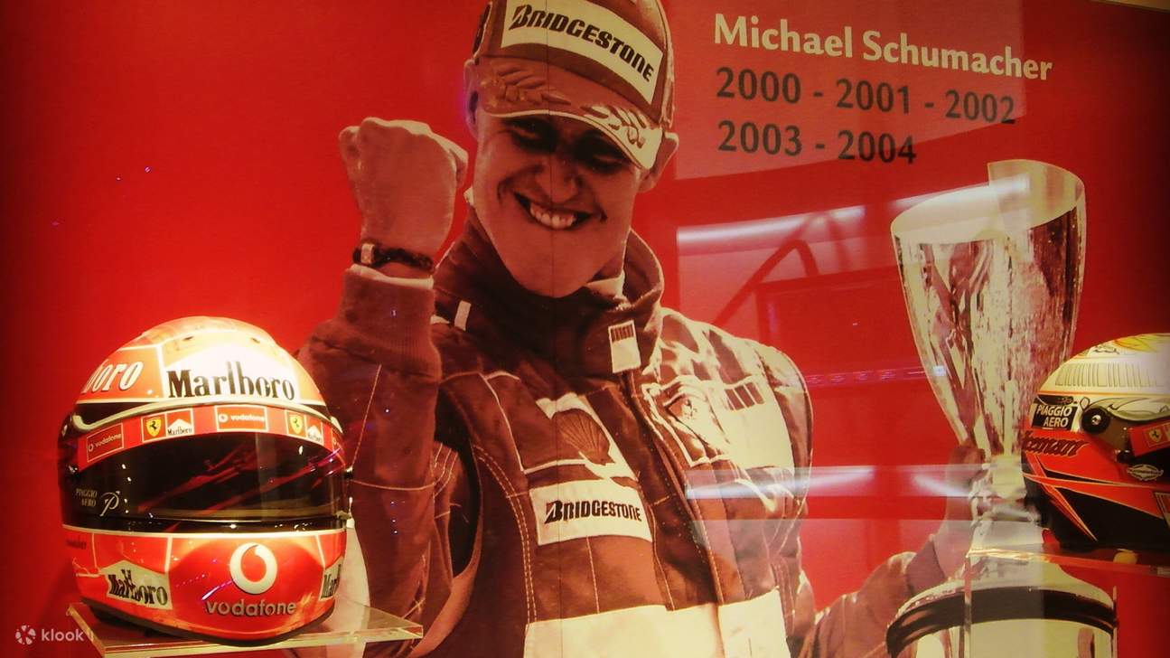 Genießen Sie atemberaubende Einblicke in die unvergesslichsten Momente von Ferrari im Motorsport durch dynamische Medieninstallationen.