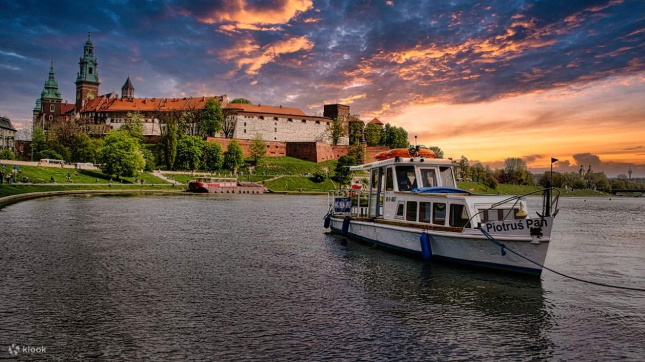 維斯瓦河上的日落美景，克拉科夫的天際線煥發出勃勃生機