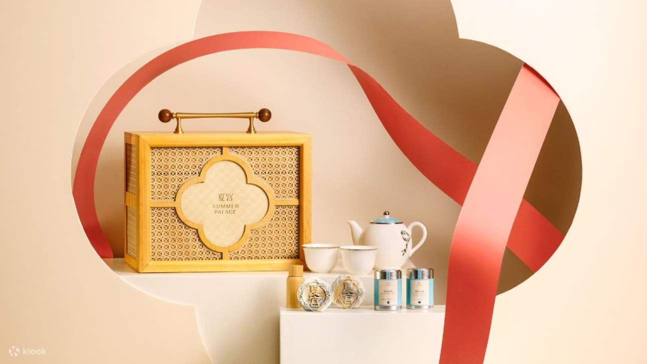 Ritual, Ditafsir Semula. Ensembel edisi terhad ini mempersembahkan lapan kuih bulan kulit salji dalam adunan eksklusif rumah Ginseng Lotus, Teh Oolong dan Brandy — disertakan dengan dua teh Cina terbaik yang dipilih khas untuk dipadankan. Sebuah teko dan 