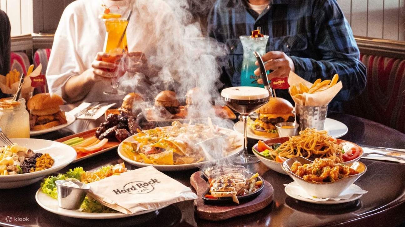 ดื่มด่ำกับอาหารรสเลิศในบรรยากาศที่เต็มไปด้วยพลังและความสนุกสนาน