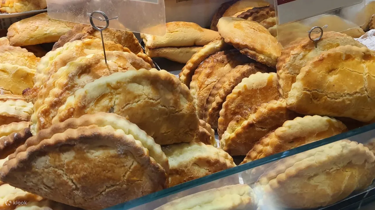 Experience the best of Milan’s street food with every delicious bite you take!