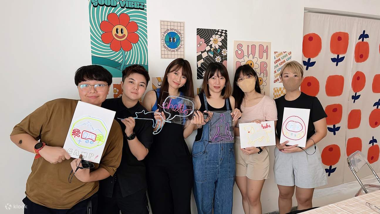 一羣人與他們的霓虹燈藝術品