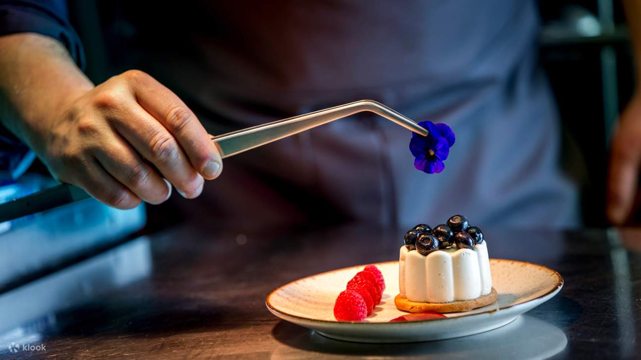 koki sedang menyiapkan hidangan penutup