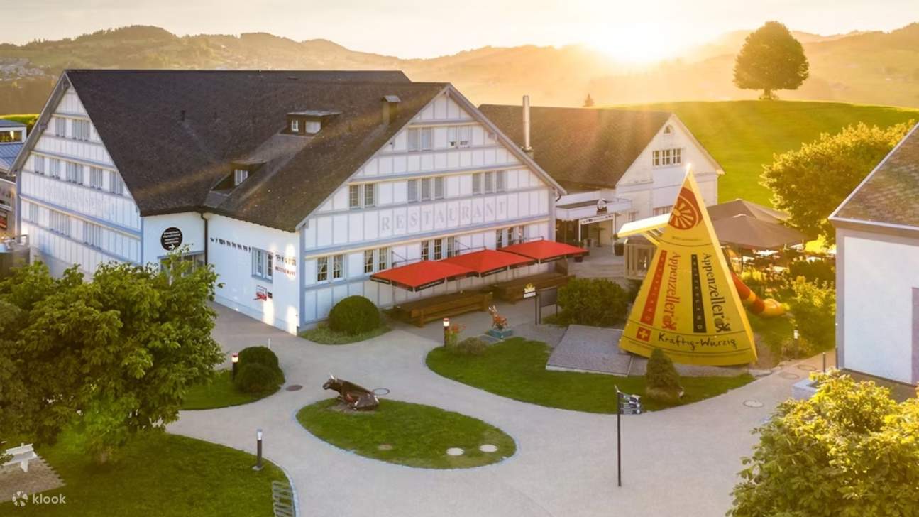 Địa điểm xưởng sản xuất sữa Appenzeller có tầm nhìn tuyệt đẹp ra vùng nông thôn thanh bình của Thụy Sĩ