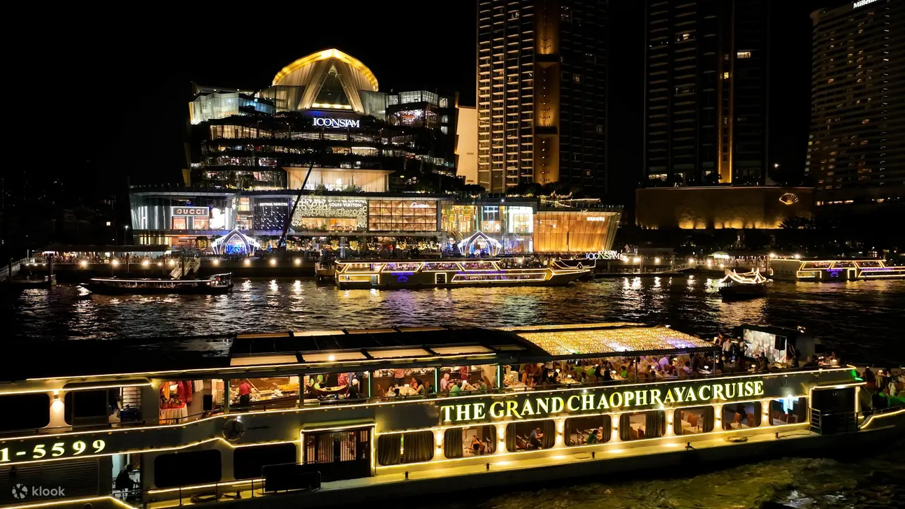 陶醉于两岸的璀璨夜景之中，饱览曼谷迷人的天际线