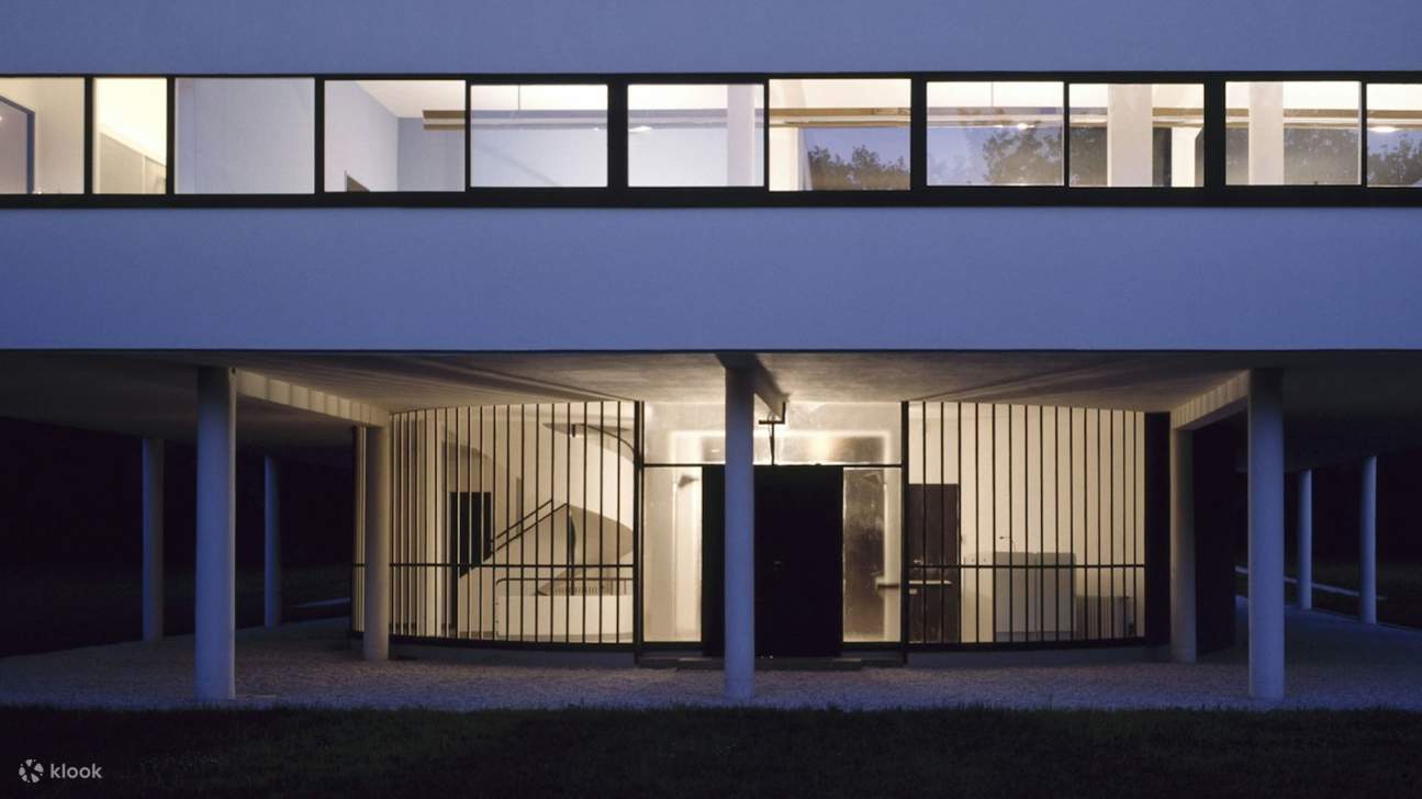 Вилла Савой гармонично сочетает модернистскую архитектуру с инновационным дизайном, представляя собой неподвластный времени шедевр Ле Корбюзье.