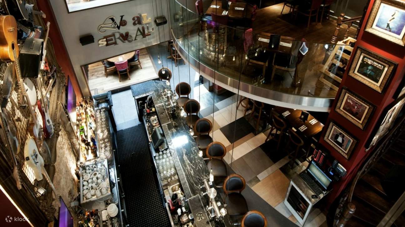 Насладитесь незабываемой трапезой в окружении легендарной музыкальной истории и яркой энергии