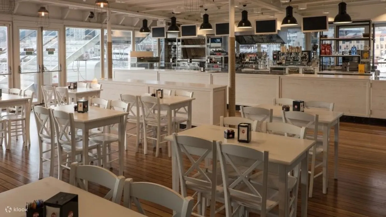 在温馨舒适的 Tender Cafe 享用一顿宁静的午餐，享受温馨的氛围