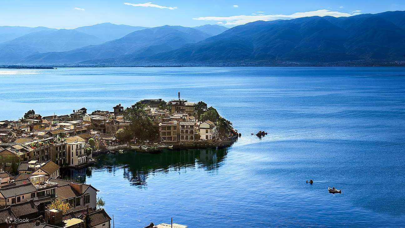 双廊古鎮は洱海沿いで最も美しい村の一つで、多くの観光客がここを訪れ、洱海の美しい景色を楽しんでいます。洱海沿いの多くの人気観光スポットは、双廊古鎮にあるか、その周辺にあります。多くのカップルが洱海をサイクリングで観光することを選びますが、洱海で最高のサイクリングスポットは双廊古鎮から出発し、環湖東路または環湖西路を走ることです。