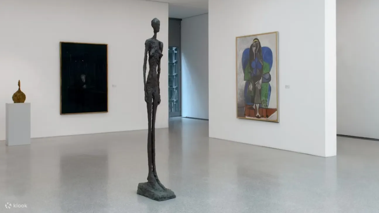 雕塑和多媒体艺术作品与发人深省的绘画和照片一起展出