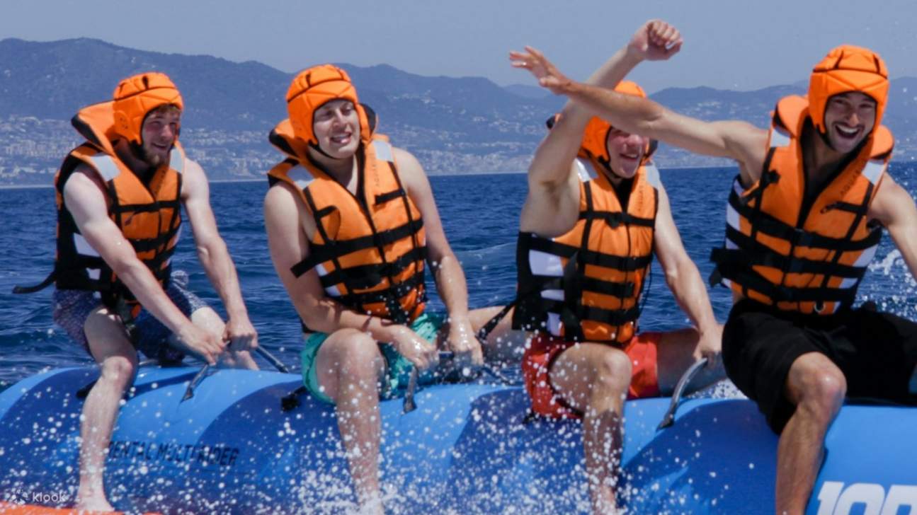 香蕉船在波涛汹涌的海浪上急剧倾斜，寻求刺激的人们兴奋地尖叫