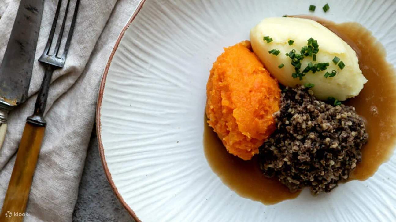Pengalaman mencicipi haggis Skotlandia dengan wiski & gin di Edinburgh