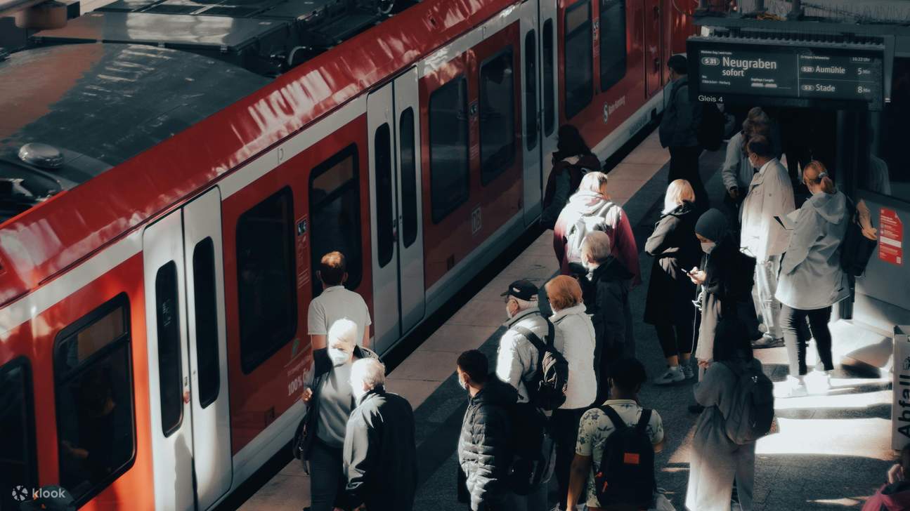 Un biglietto, infiniti viaggi; scopri le città, i paesi e i segreti della Germania con il Deutschland Ticket.