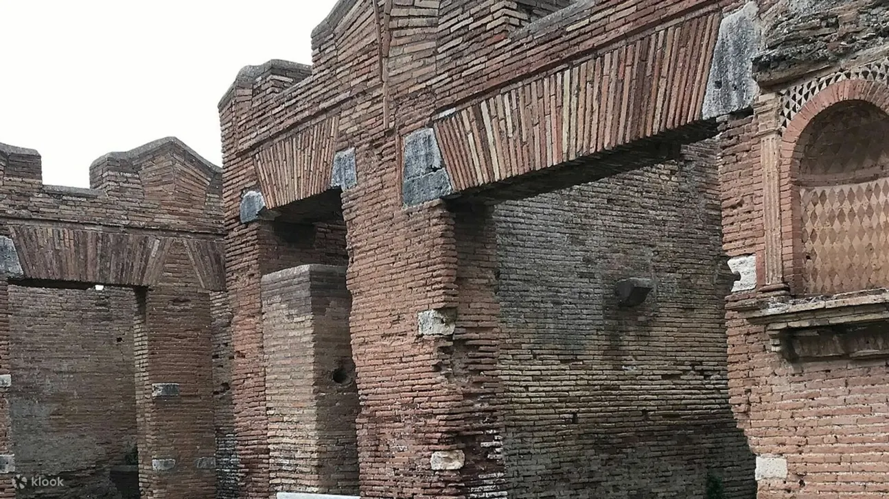 考古公园墓地区域内摇摇欲坠的坟墓和碑文