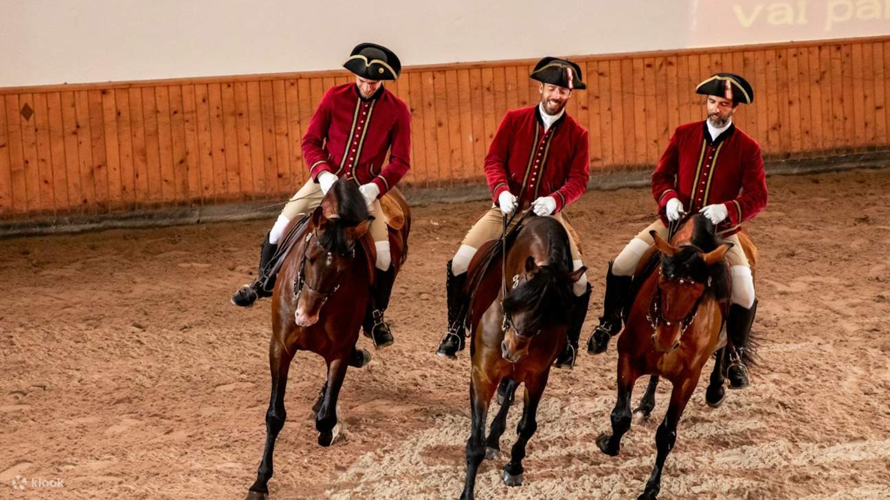 Eine fesselnde Darbietung von Kontrolle, Tradition und stillem Verständnis in Bewegung