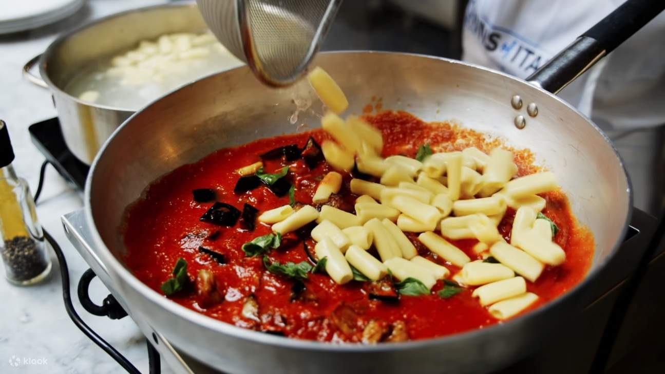 홈메이드 파스타를 토마토와 가지 소스에 넣어 맛을 더해보세요.