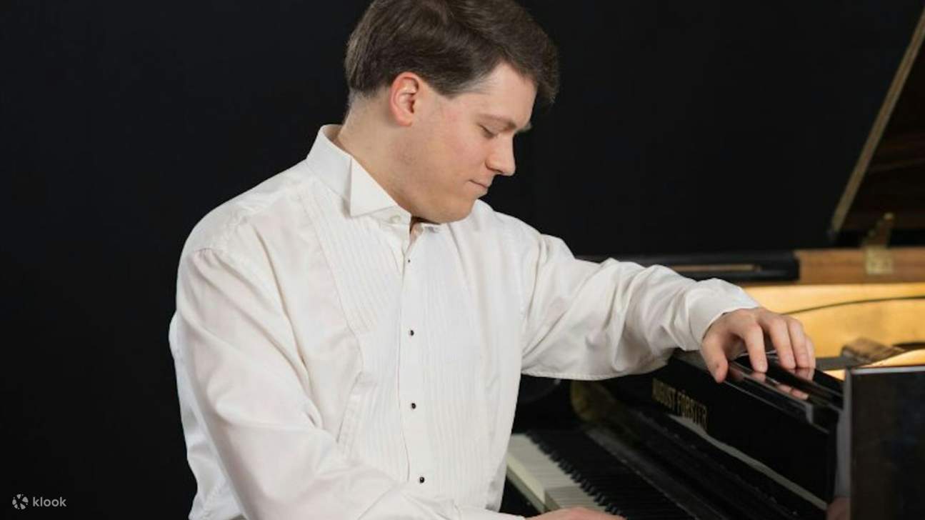 Đắm mình trong vẻ đẹp của những giai điệu Chopin, được bao quanh bởi nghệ thuật Ba Lan