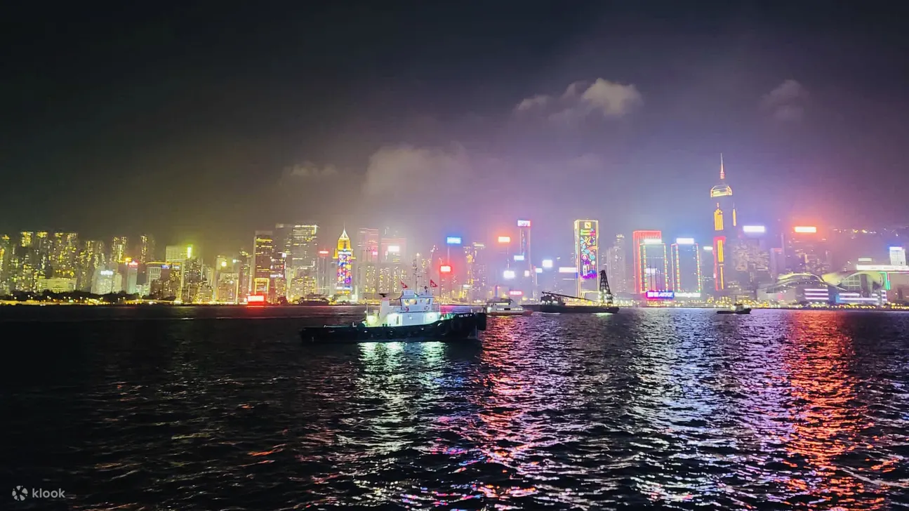 海水一回暖，墨鱼就会浮上面，每年5月至10月都是适合钓墨鱼的季节，吹著夜风一边在船上等待墨鱼上钓，同时又可以欣赏维多利亚港灯光夜景，享受一个难忘的晚上