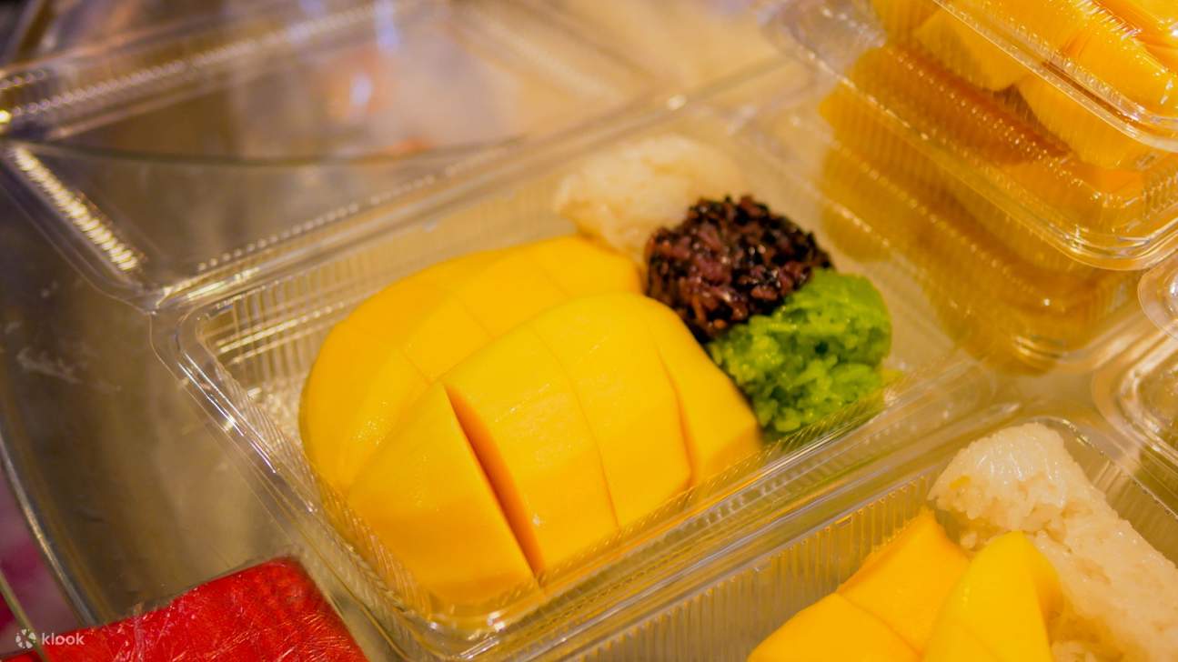 Mango Desserts at Mae Varee Fruit Shop in Thong Lo