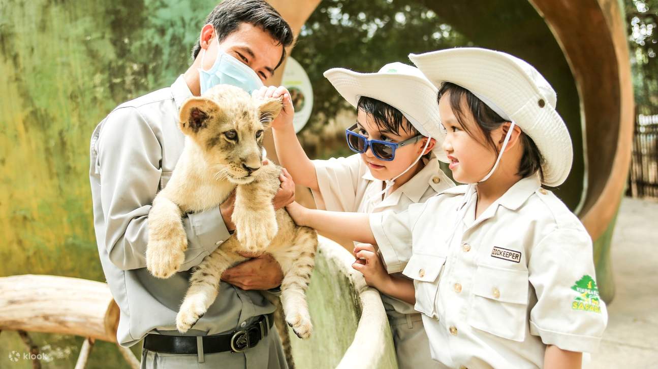 小小动物保育员（Junior Zoo Keeper）：孩子们可以参与喂食长颈鹿和清洁动物屋等活动