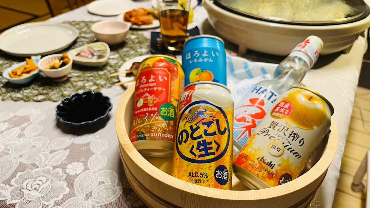 ขณะที่รับประทานอาหารก็มีเครื่องดื่มแอลกอฮอล์ไว้บริการเช่นกัน