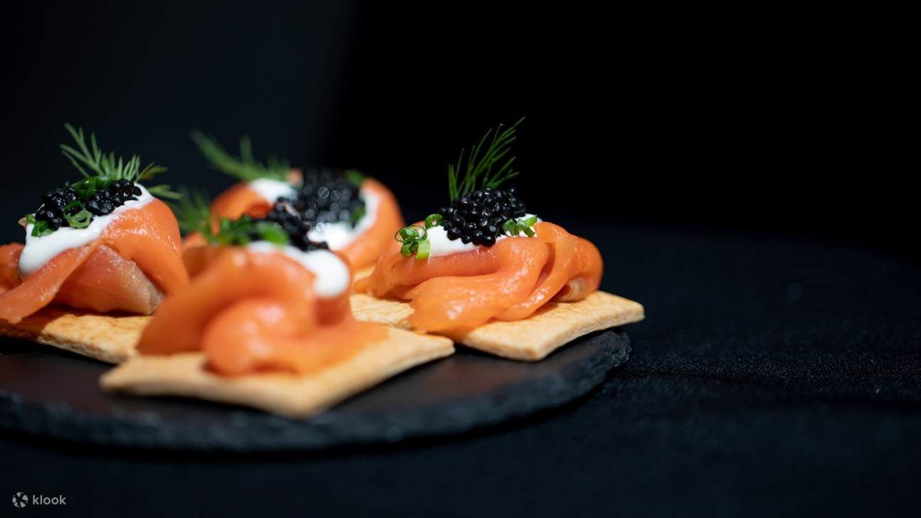 럭셔리한 선셋 뷰를 자랑하는 스리 판와 푸켓의 투 바 루프탑