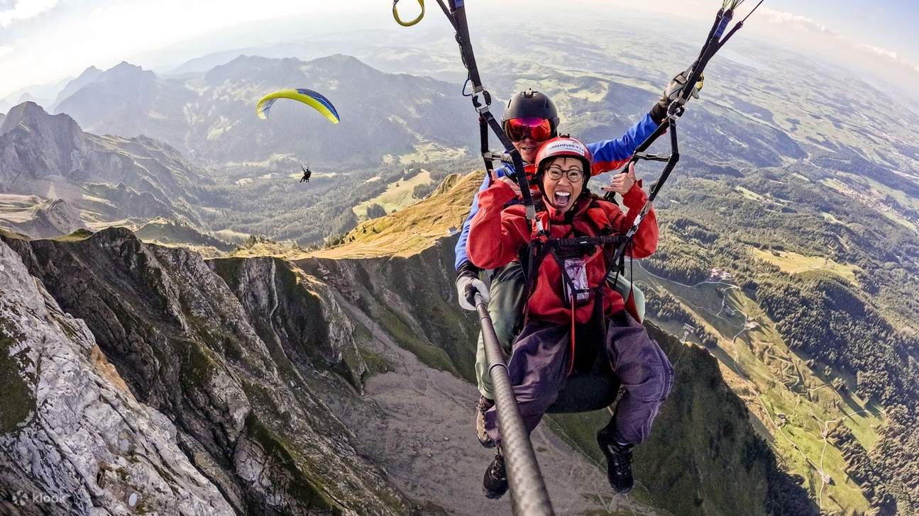 Trải nghiệm dù lượn trên đỉnh núi Pilatus ở Lucerne