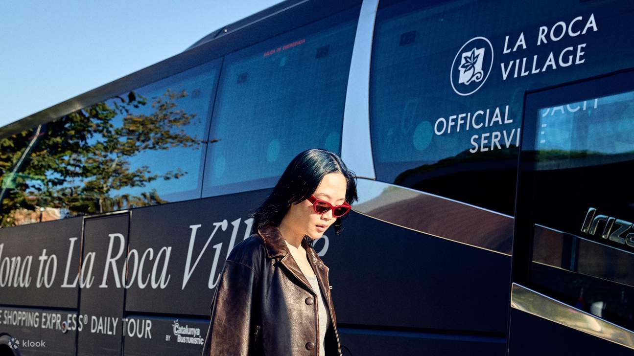 참가자가 셔틀 버스에 탑승합니다.