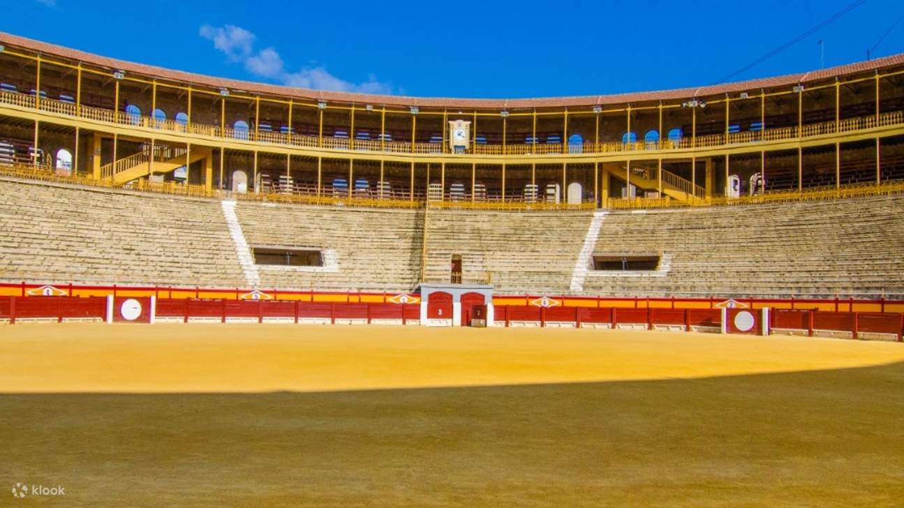 Pasee por la plaza de toros que ha albergado siglos de actuaciones y eventos en Alicante