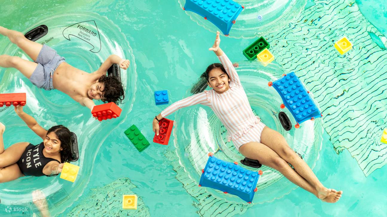 Каждый шаг ведет к новым чудесам, смеху и потрясающим воображение творениям из кирпичиков.