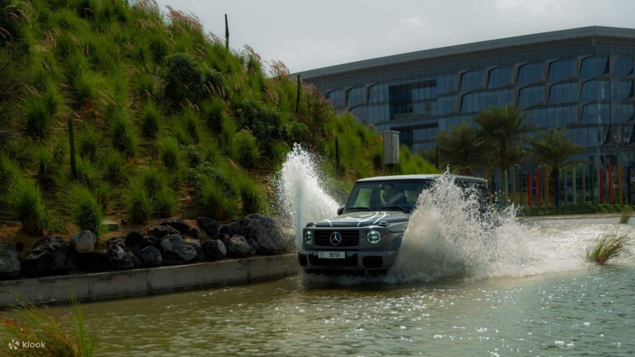 以惊人的力量冲过水障碍，展示卓越的涉水能力