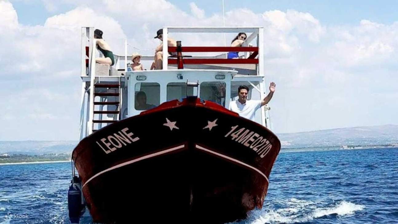 当船只平稳地在深蓝色开放水域上航行时，乘客可以在甲板上放松身心