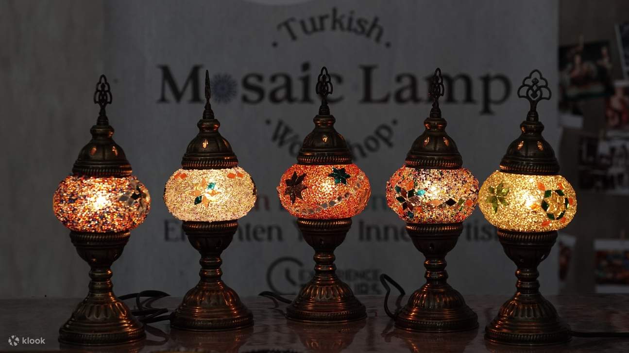 Traditionelle türkische Mosaiklampen- und Kerzenhalter-Werkstatt