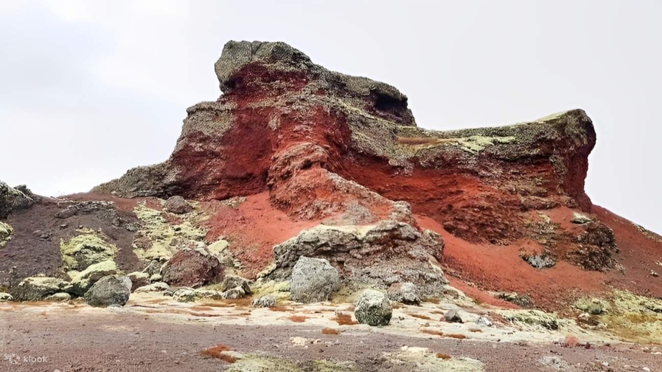 Des couches de lave ancienne et des minéraux éclatants : c’est la beauté d’un autre monde des Montagnes Rouges d’Islande.
