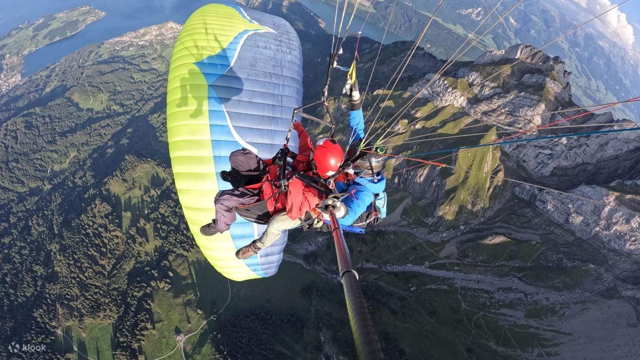 Tận hưởng sự thanh bình của thiên nhiên và cảm giác hồi hộp khi bay dù lượn trên bầu trời Lucerne